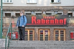 Reinhard vor dem Rabenhoftheater